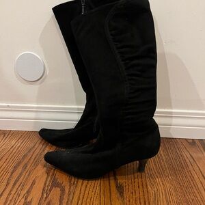 Low heeled black boots